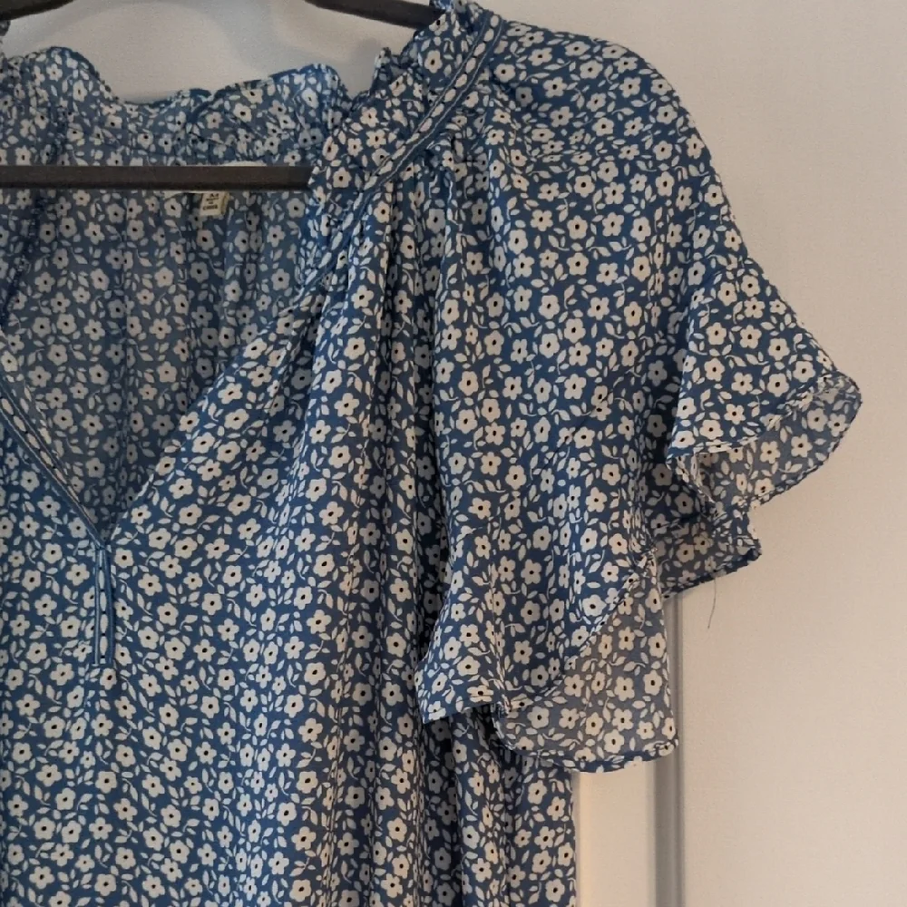 Max Studio Blue and White Floral Blouse - Picture 3 of 4